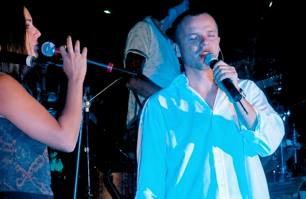 Sabrina Guida durante una performance con Gigi D'Alessio