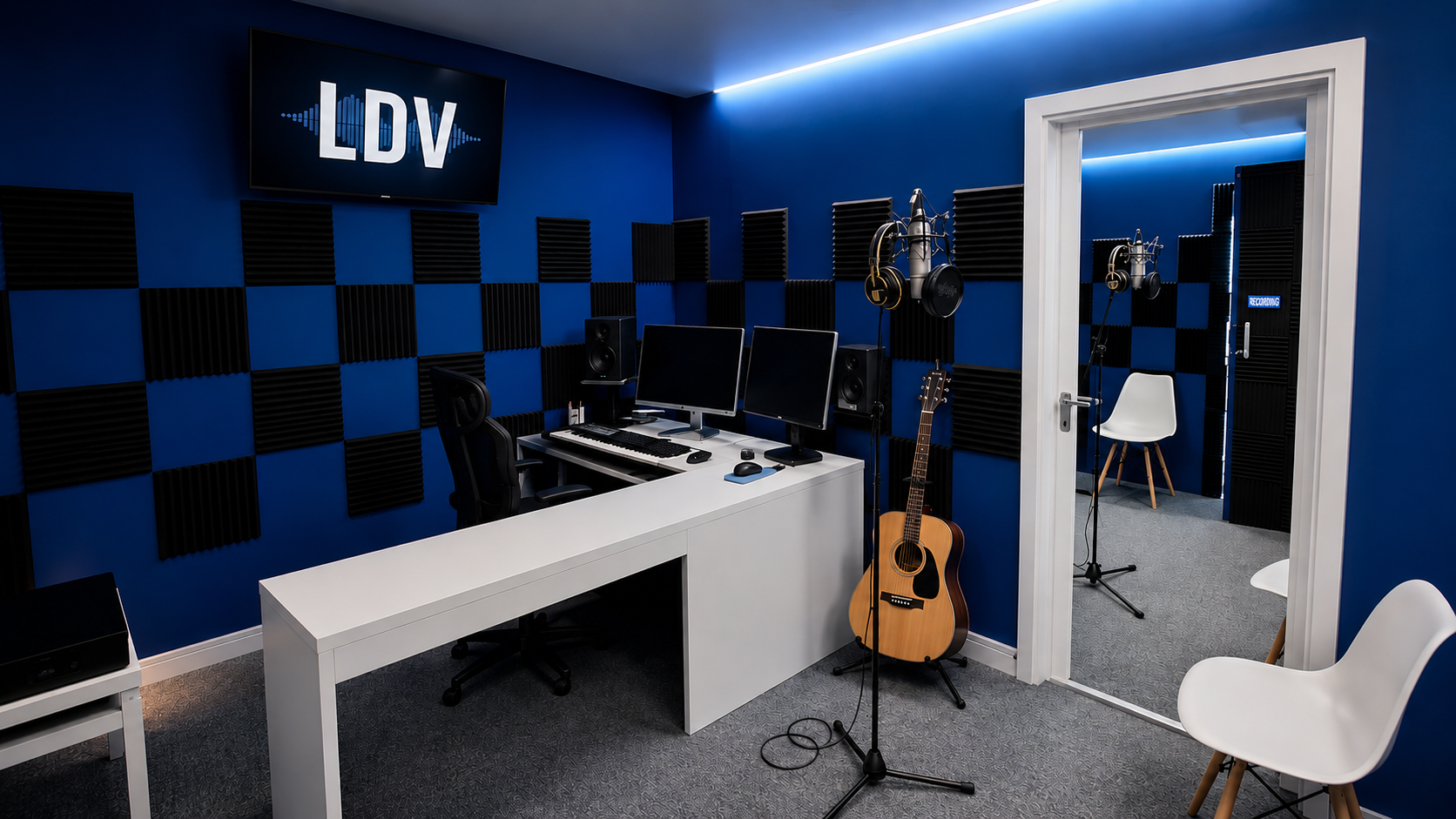 Sala di registrazione blu e nera del Laboratorio della Voce